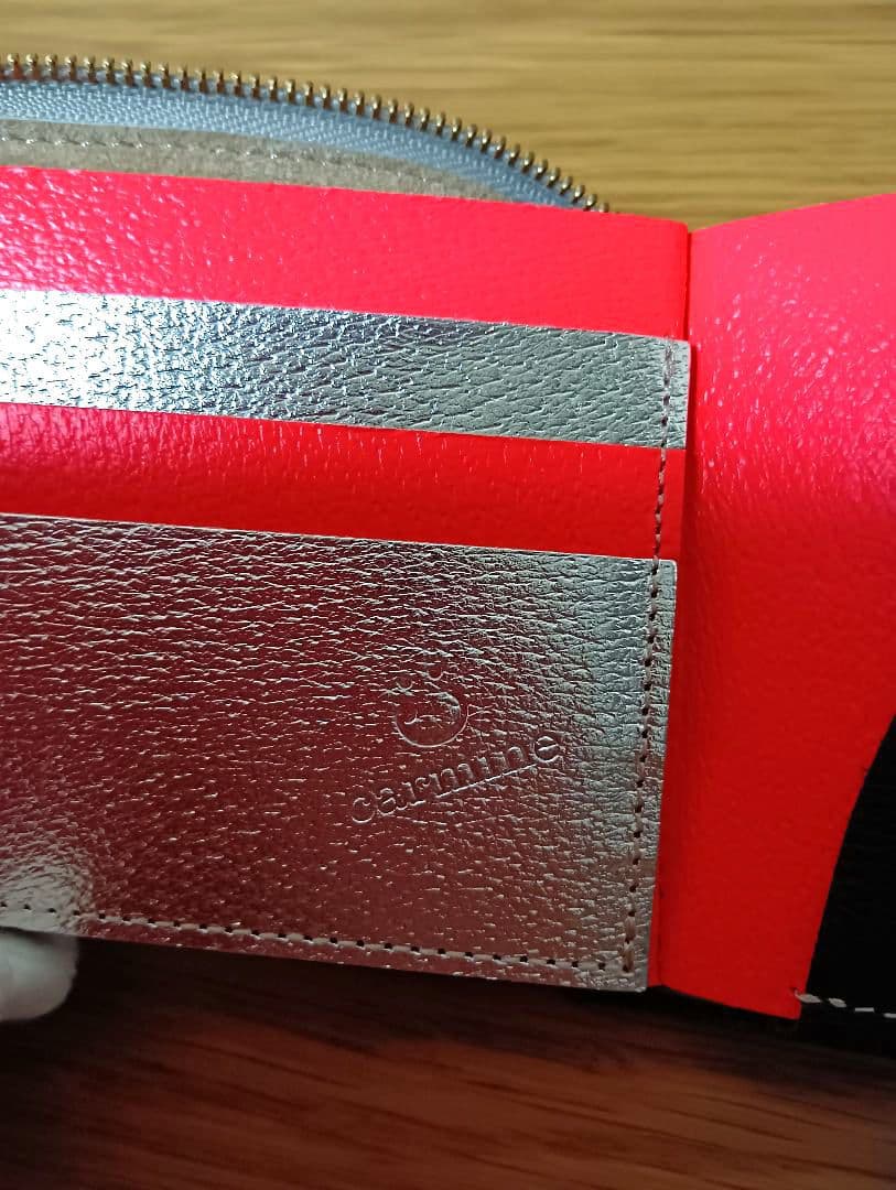 美品カーマイン carmine One Wallet Black NEONRed