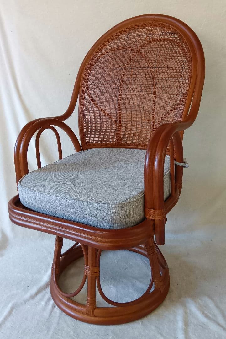 ラタンアームチェア　籐ハイバック回転座椅子　リビング椅子　籐回転椅子