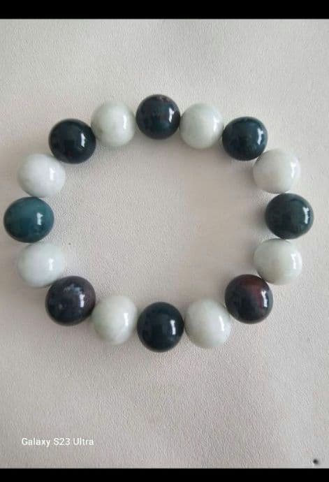 糸魚川翡翠１２mmと出雲瑪瑙碧玉１２mmのブレスレット＋2珠