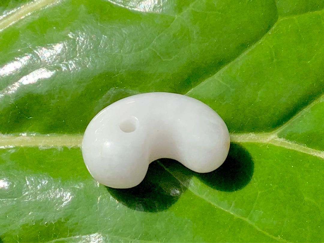 ✳糸魚川翡翠白勾玉‼️ 極上品質の太陽光透過　鑑別書付　お守りに本物を‼️