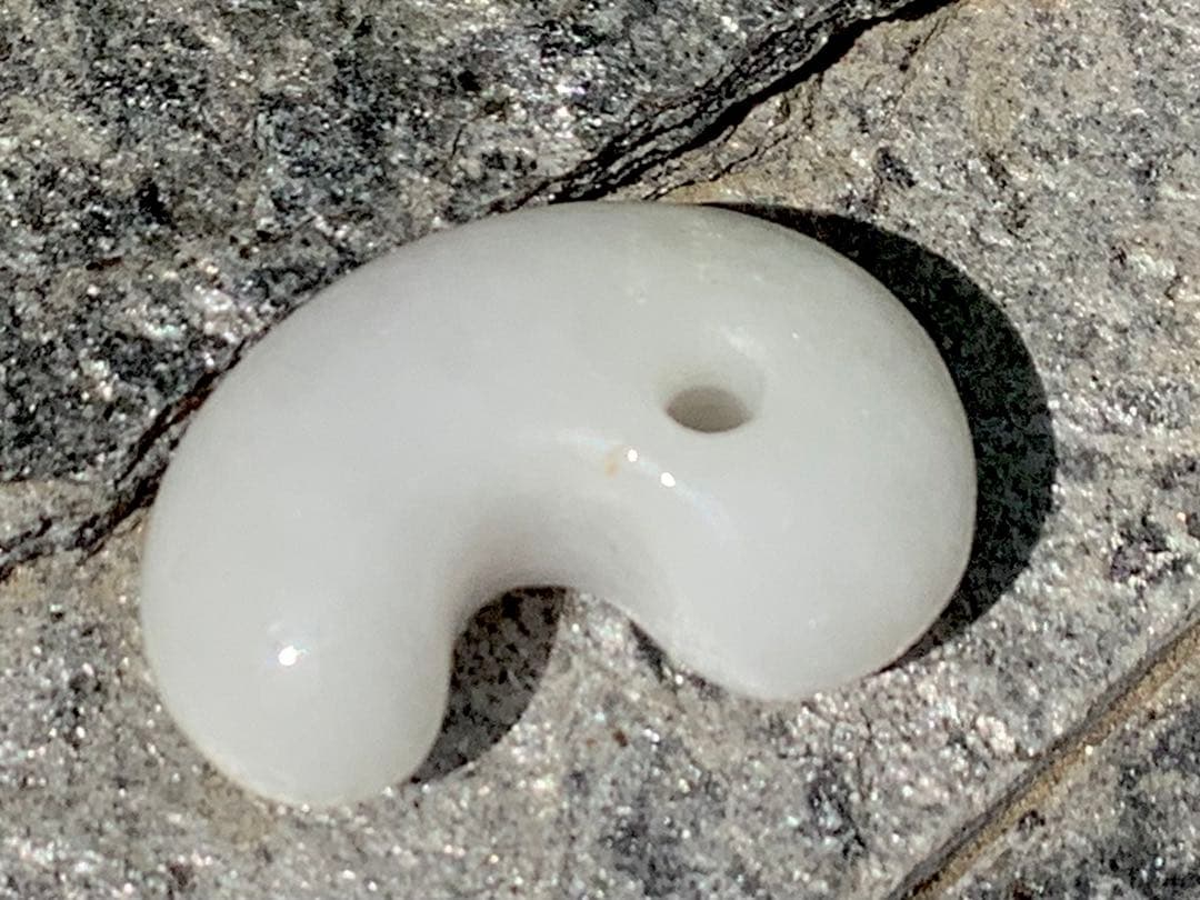 ✳糸魚川翡翠白勾玉‼️ 極上品質の太陽光透過　鑑別書付　お守りに本物を‼️