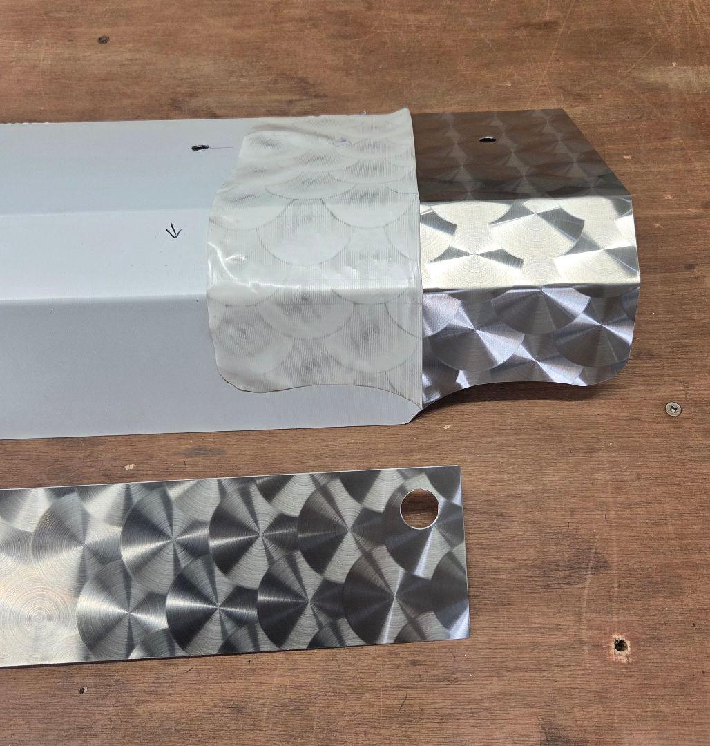 17スーパーグレート バッテリーケース　鱗ステンレスカバー