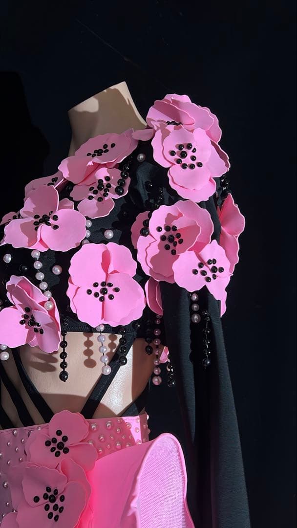 社交ダンス衣装 ピンクと黒 フラワー装飾