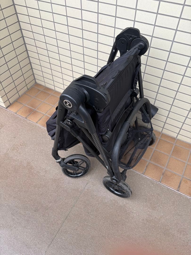 黒い折りたたみ式ベビーカー カップホルダー付き