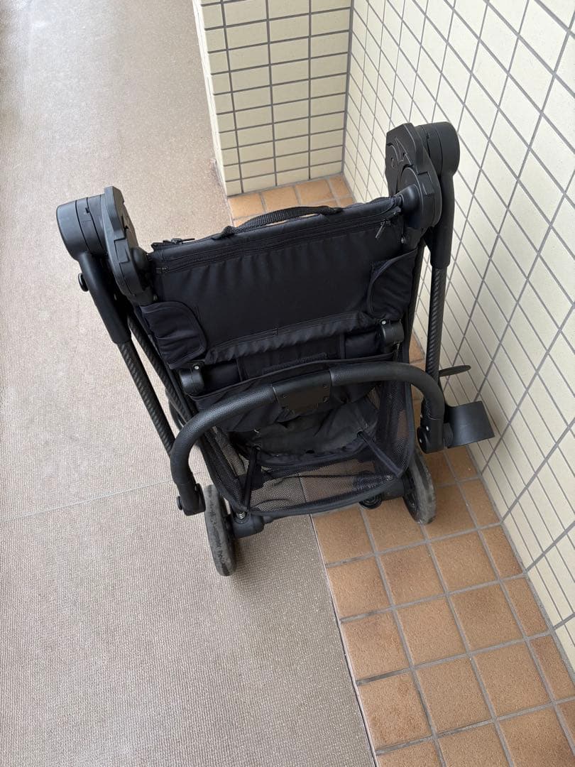 黒い折りたたみ式ベビーカー カップホルダー付き