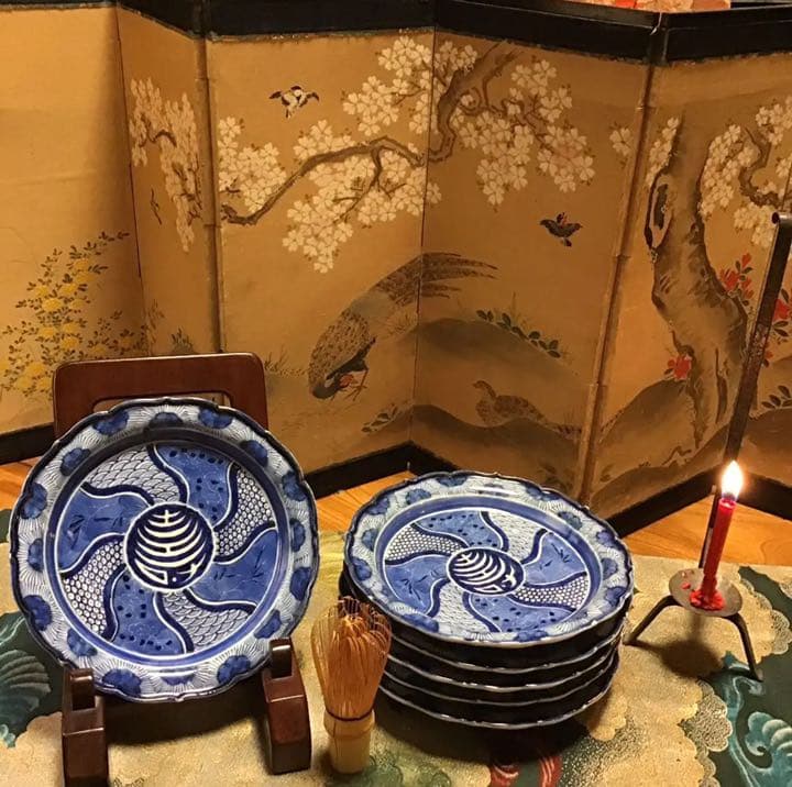 A553 古伊万里　染付　見込白抜寿文字　墨弾捻り紋様　綾花型　皿　5枚