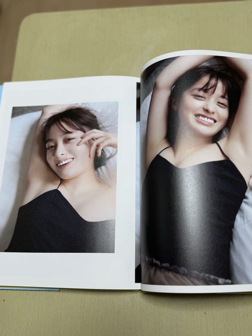 橋本環奈写真集サイン入り写真一枚付き