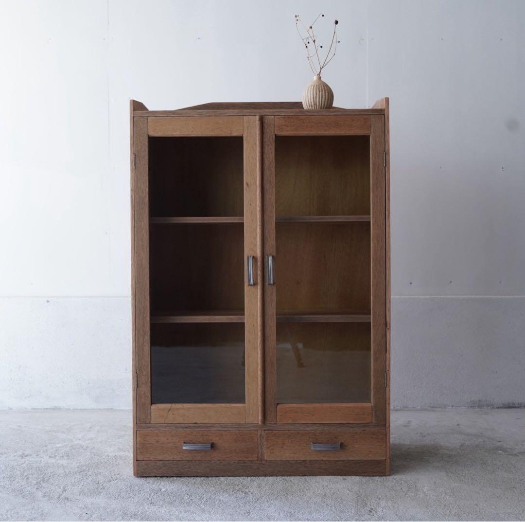 開き戸のキャビネット