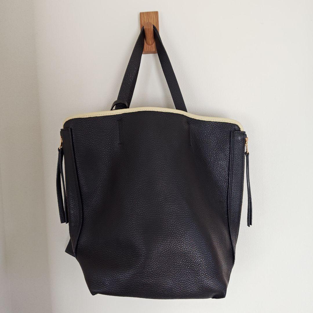 美品イアクッチトートバッグ　レザー　リバーシブル　 小型ポーチ付き