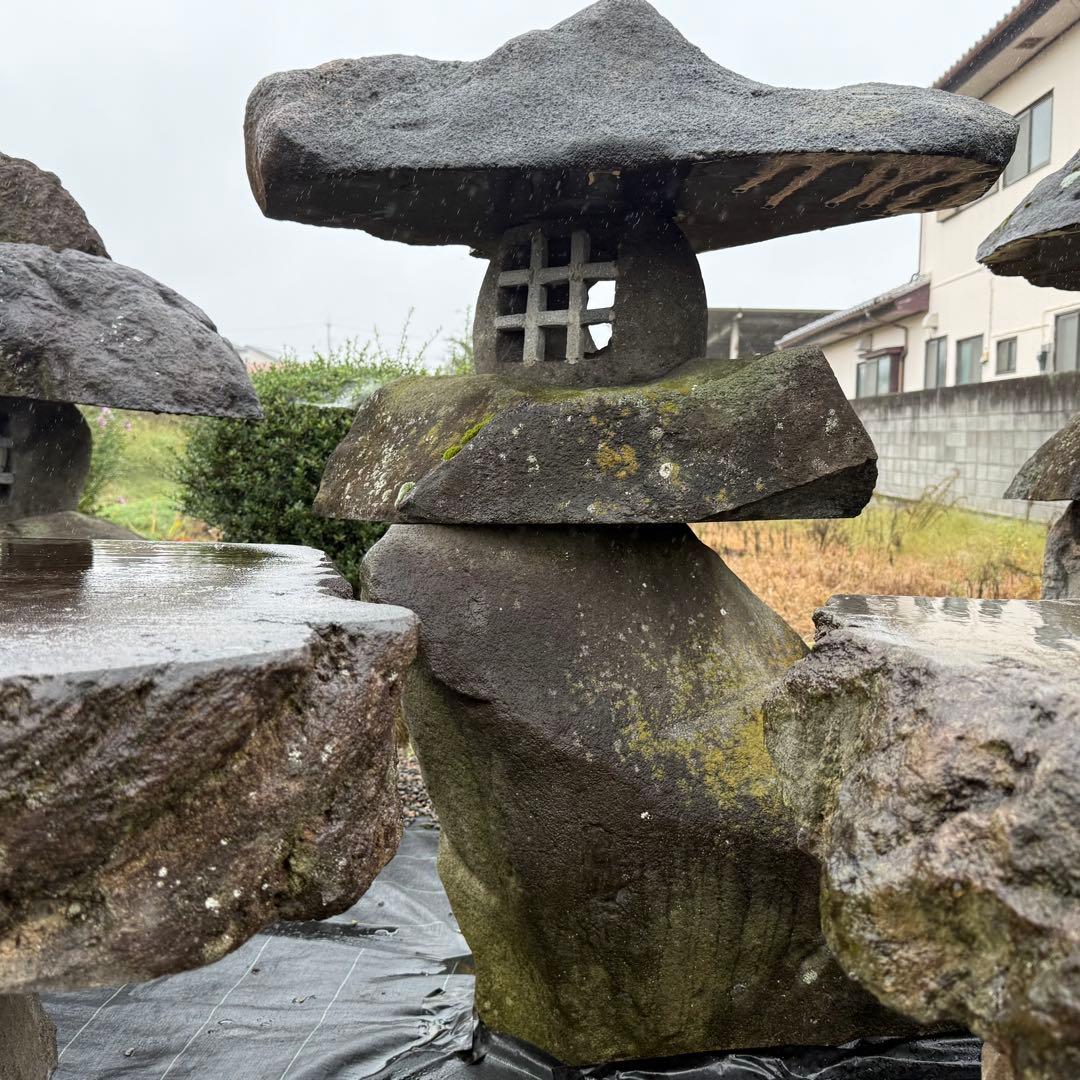 鳥海石の石灯篭