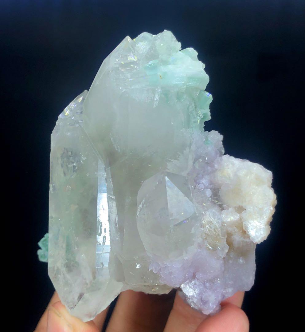 ピンクのレピドライト雲母が付いた、終端された水晶上のグリーントルマリンクラスター