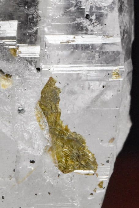 ガネーシュヒマール ラパ産 ヘマタイトインクルージョン グリッドルチル付き