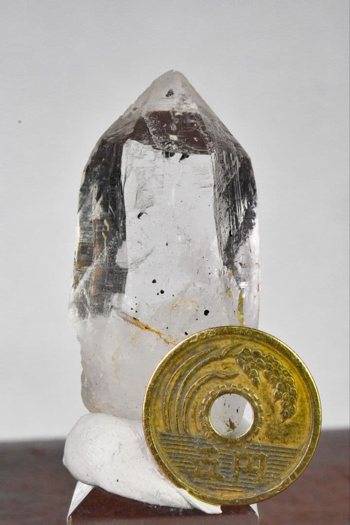 ガネーシュヒマール ラパ産 ヘマタイトインクルージョン グリッドルチル付き