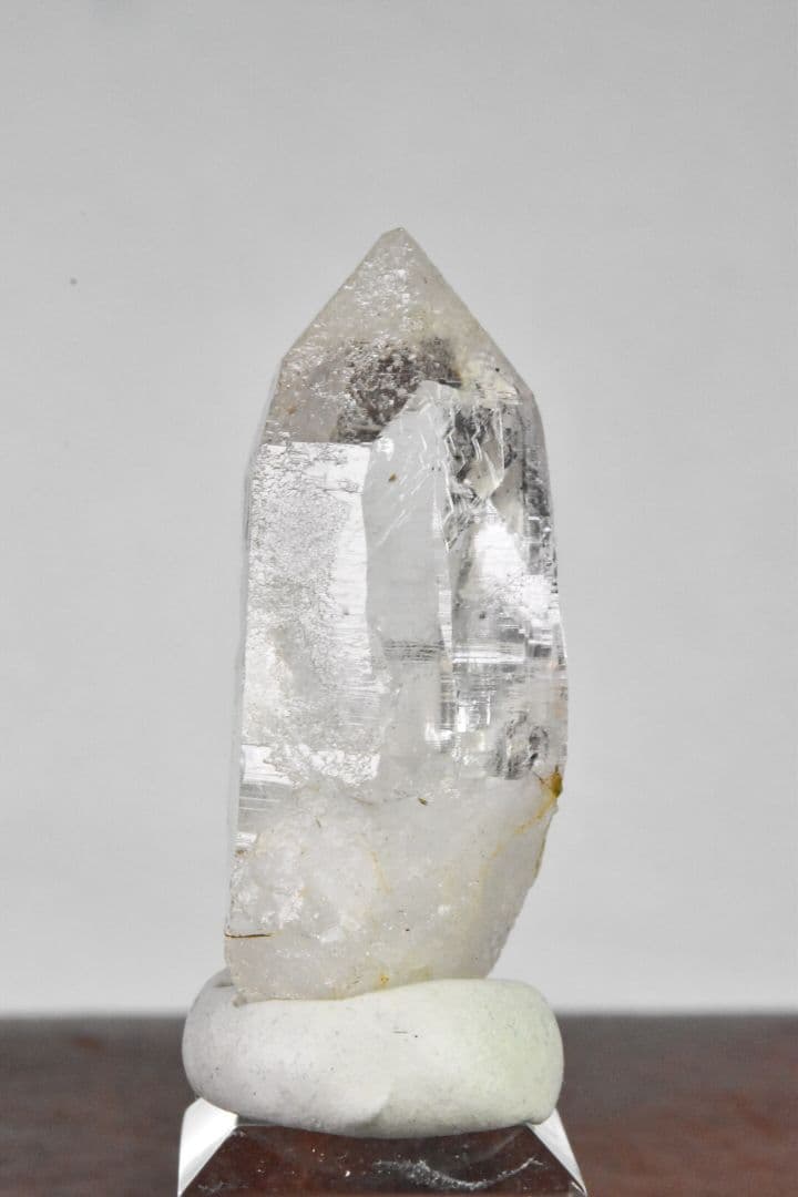 ガネーシュヒマール ラパ産 ヘマタイトインクルージョン グリッドルチル付き