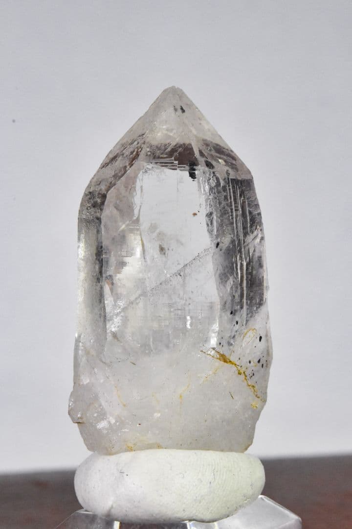 ガネーシュヒマール ラパ産 ヘマタイトインクルージョン グリッドルチル付き