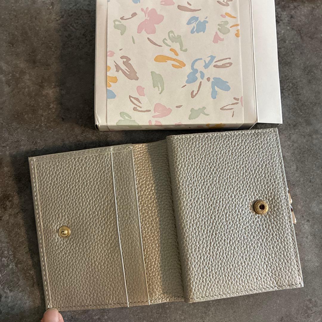 皇居菊の紋章入り　シルバー がま口二つ折り財布