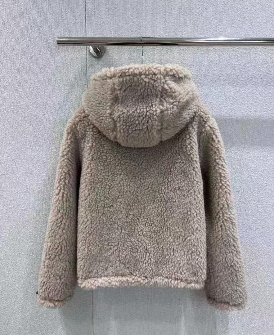 miumiuフード付きボアジャケット