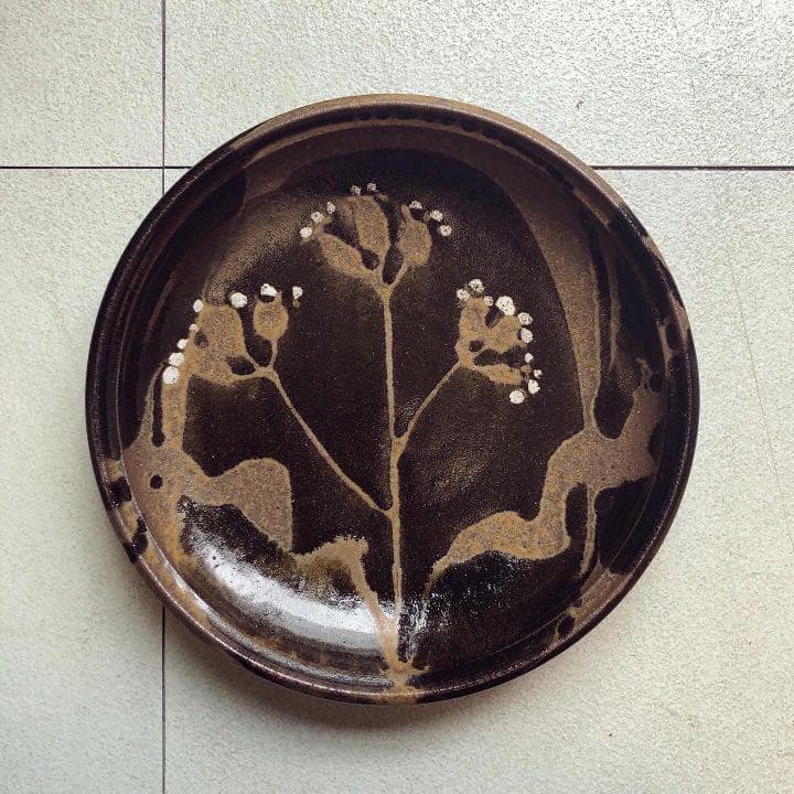 【プレート】黒地にお花の大皿 食器 陶器 渋い インテリア