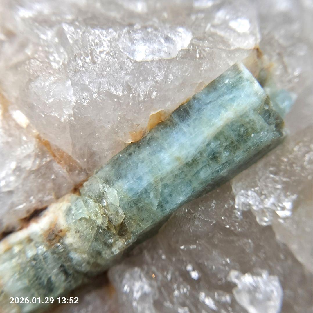 希少 ブラジル産 アクアマリン 母岩付原石 1,650g 結晶76mm 台座付