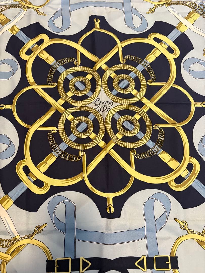 HERMÈS エルメススカーフ カレ90 エプロン・ドール 黄金の拍車