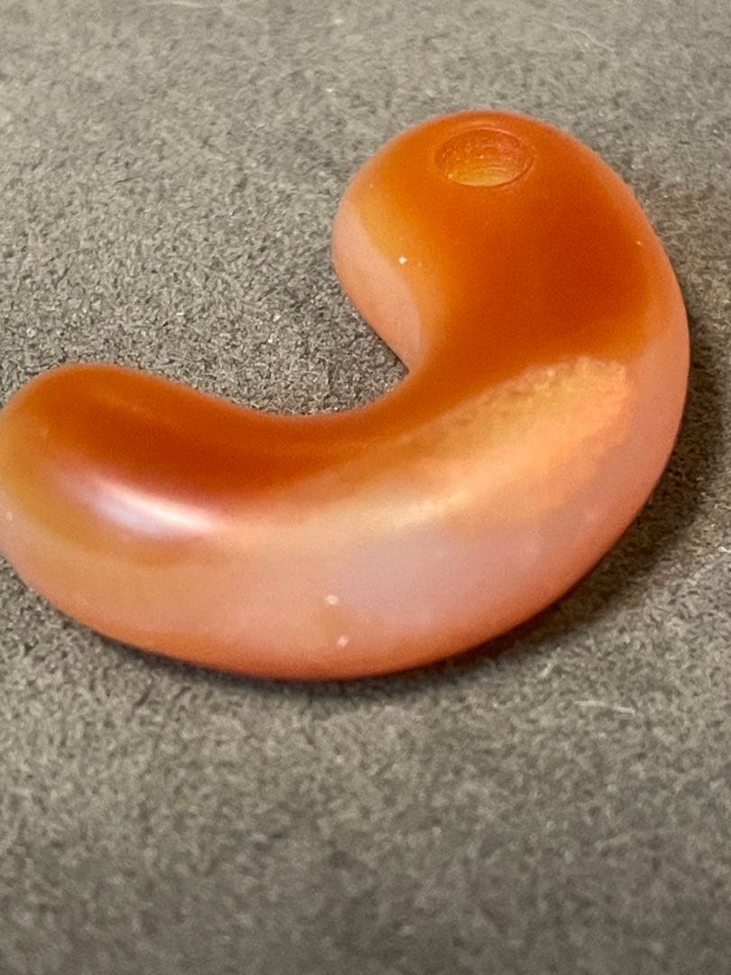 古墳時代中期　赤瑪瑙製勾玉