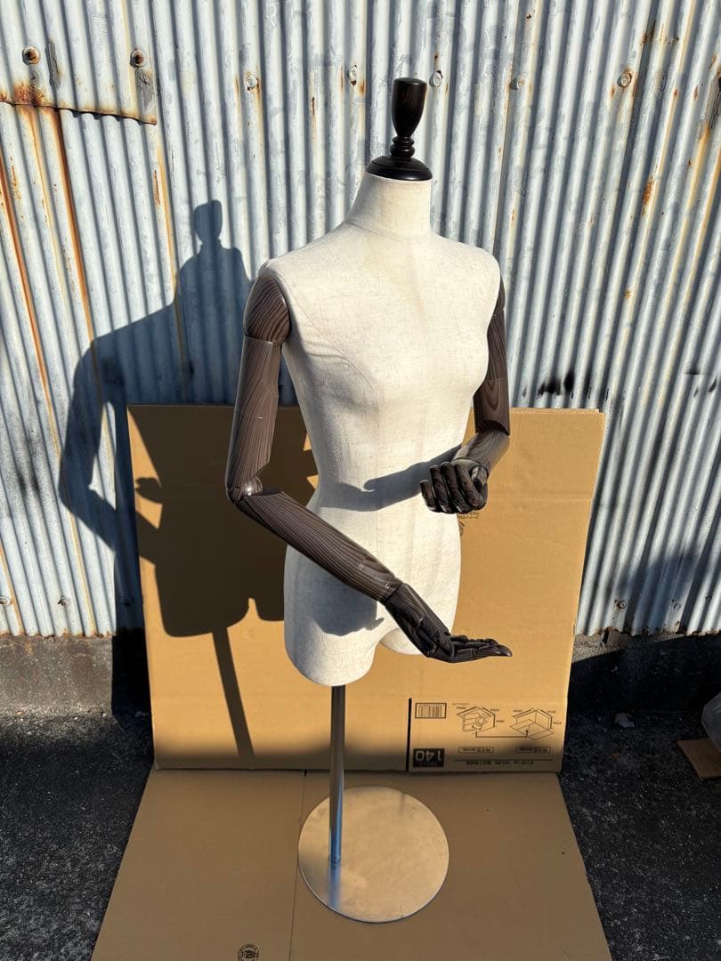 女性用 マネキン トルソー 可動式腕付きスタンド付きベージュ針打ち可