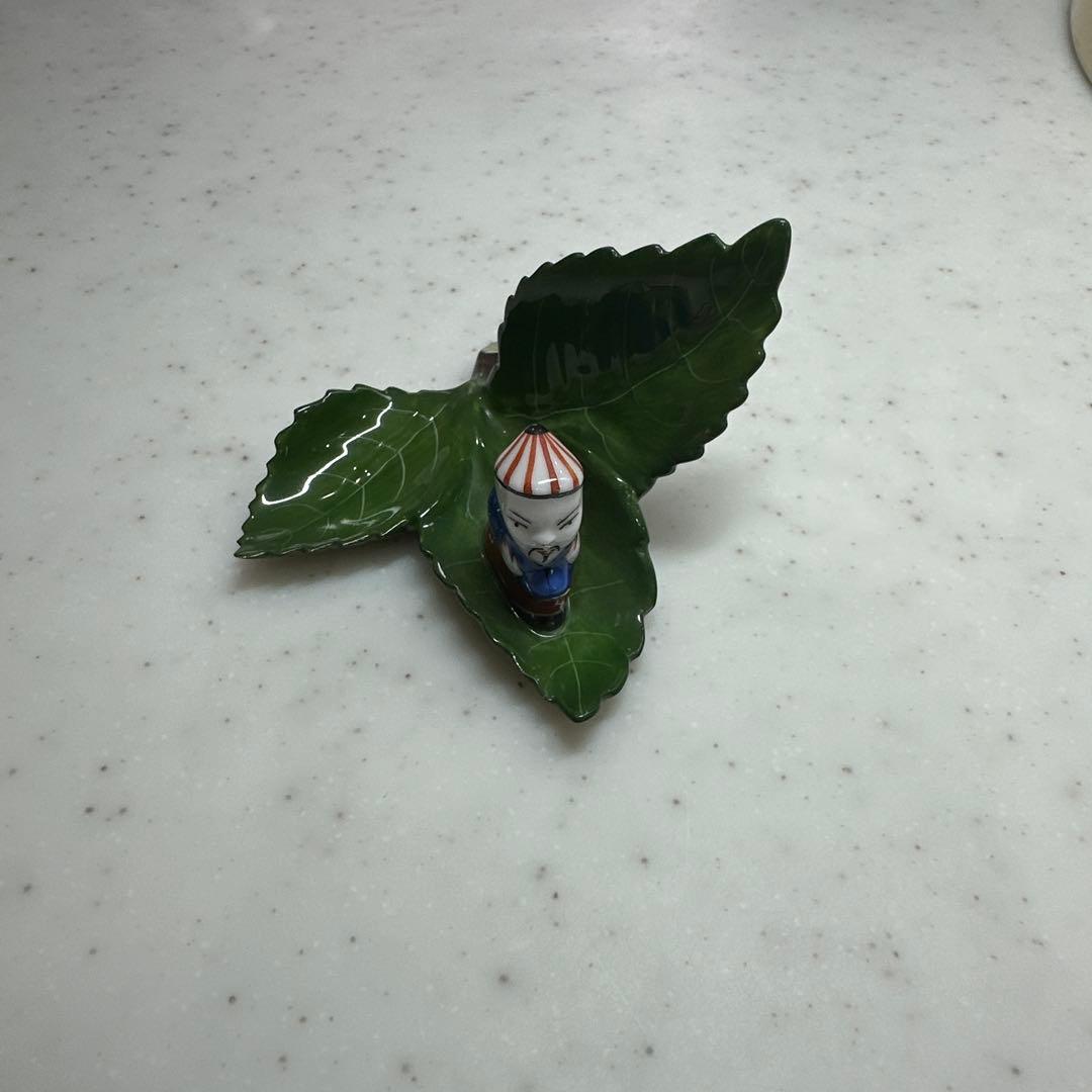 葉っぱ型の陶器皿と人形