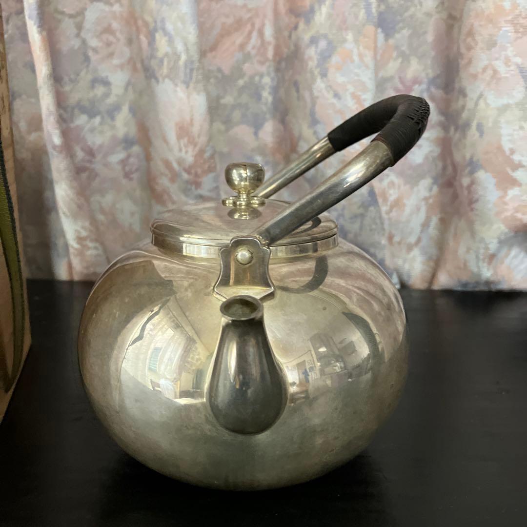 明治の金工師「中川九世浄益」作「南鐐（なんりょう）」純銀湯沸　重さ４８３㌘