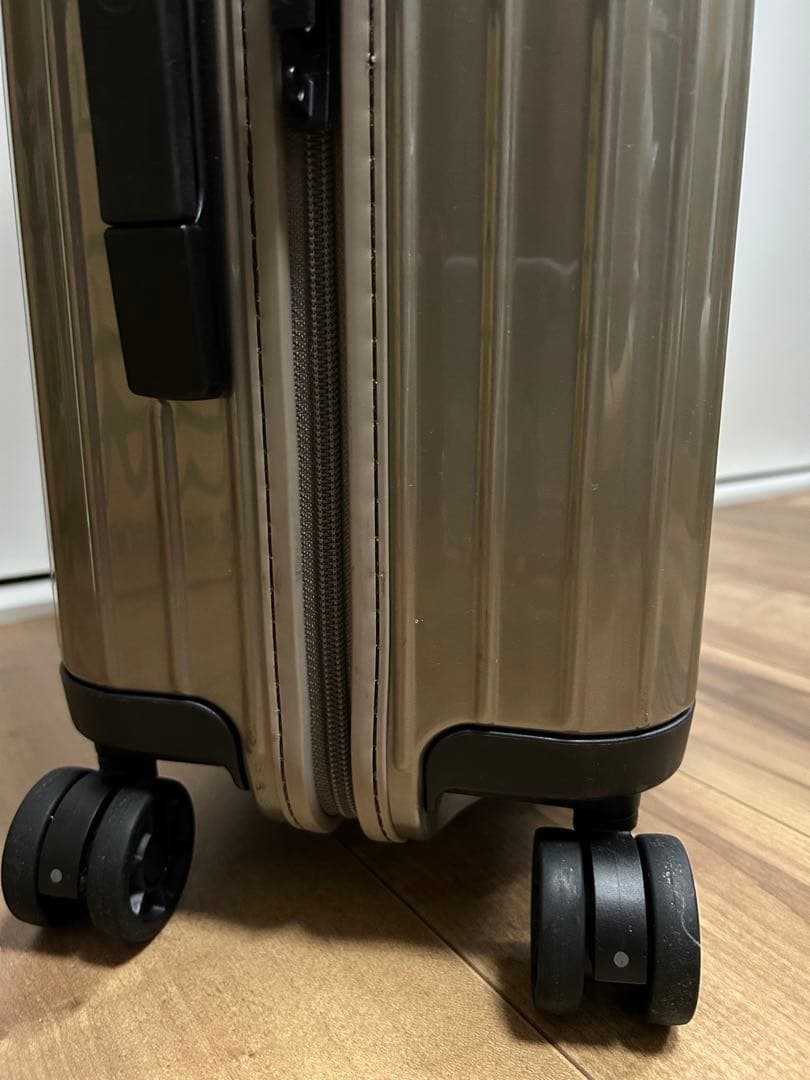 RIMOWA 中型キャリーケース(機内持ち込みサイズ)