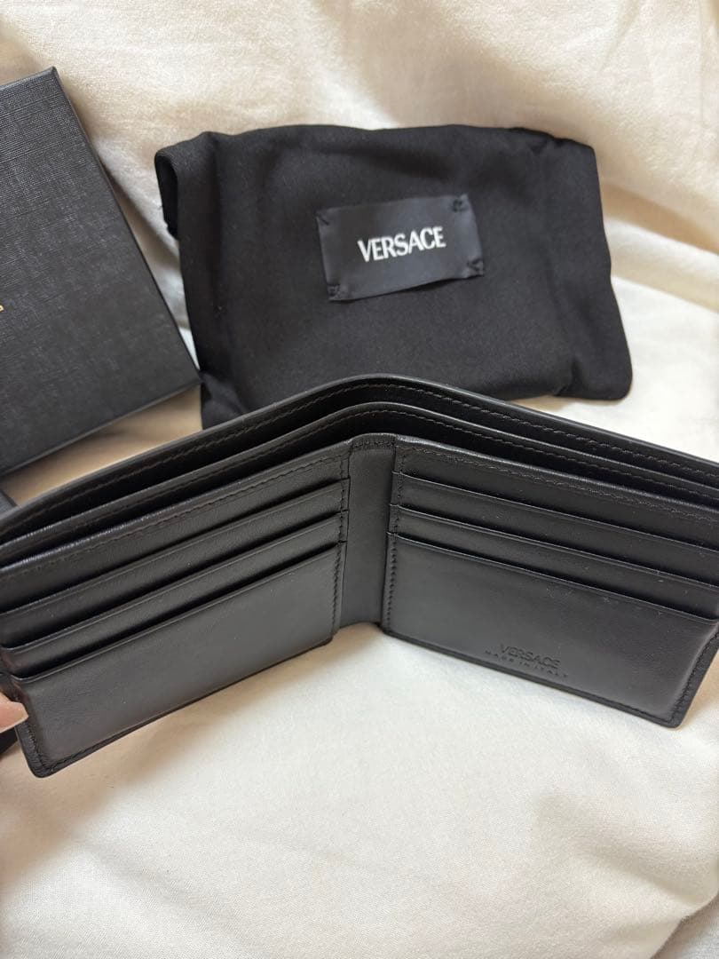 値下げ中！！【正規品】VERSACE 二つ折り財布 ブラック レザー　黒財布