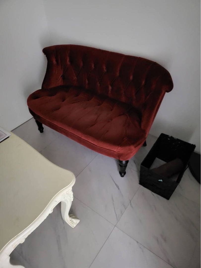 赤いベルベットソファ