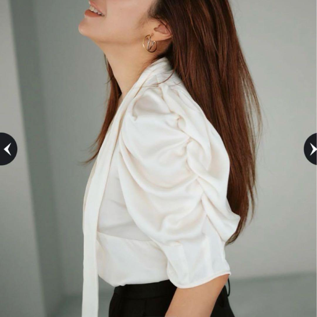 【新品未使用】CADUNE ≪神崎恵さんコラボ≫サテンボウタイブラウス