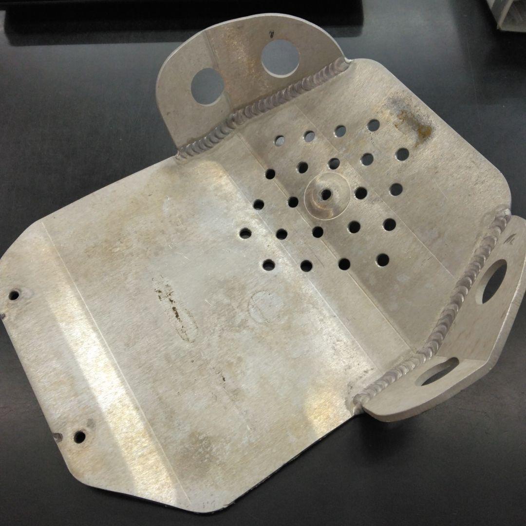 ヤマハTTR125スキッドプレート　中古品