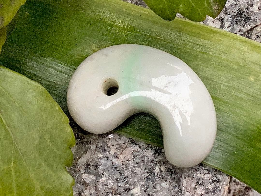 ✳綺麗な淡い緑入り　糸魚川翡翠勾玉　本物の守護石　お守りにお身近に　鑑別書取得付