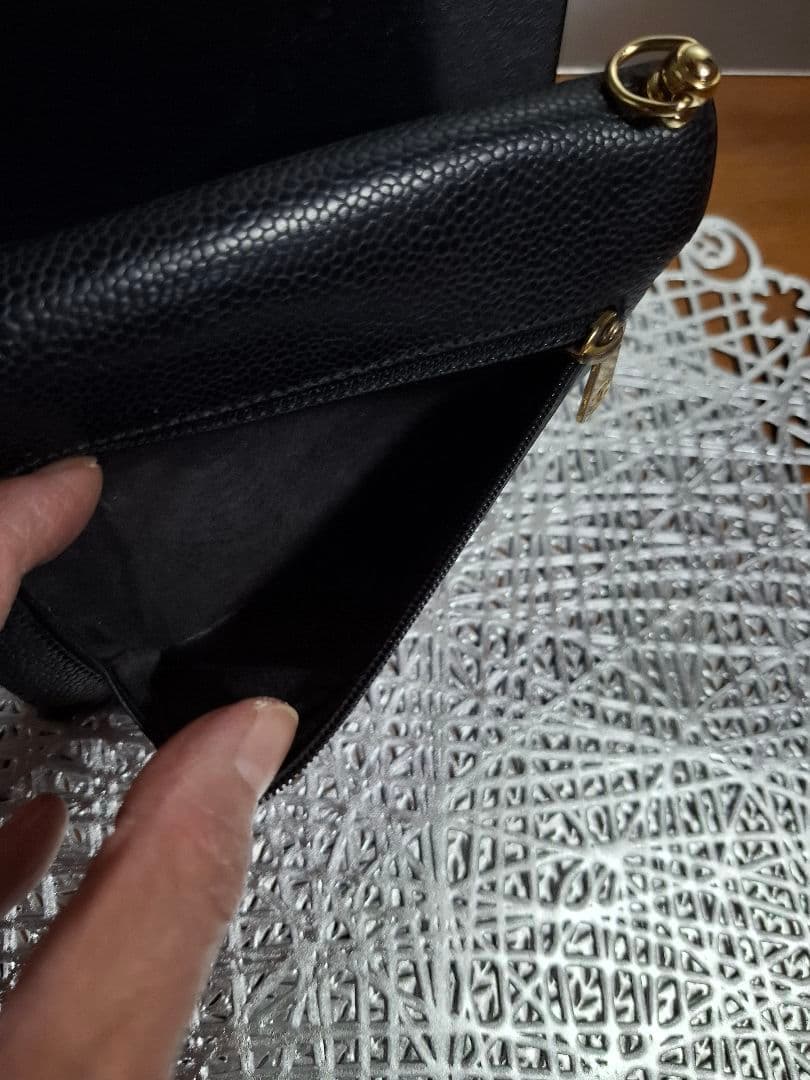 限定セール‼️CHANELココマーク　キャビアスキン 　三つ折り財布　斜め掛け