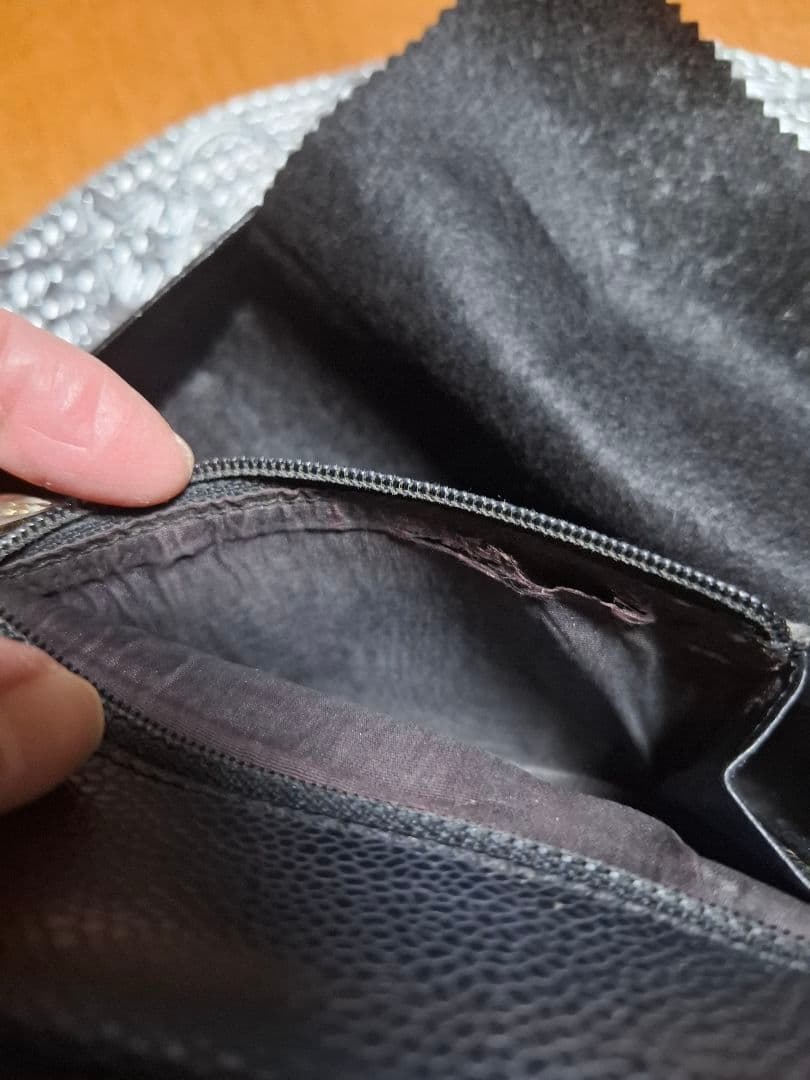 限定セール‼️CHANELココマーク　キャビアスキン 　三つ折り財布　斜め掛け