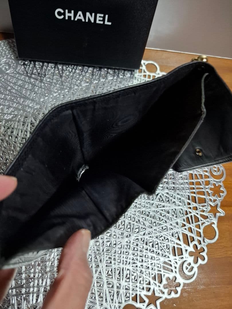 限定セール‼️CHANELココマーク　キャビアスキン 　三つ折り財布　斜め掛け