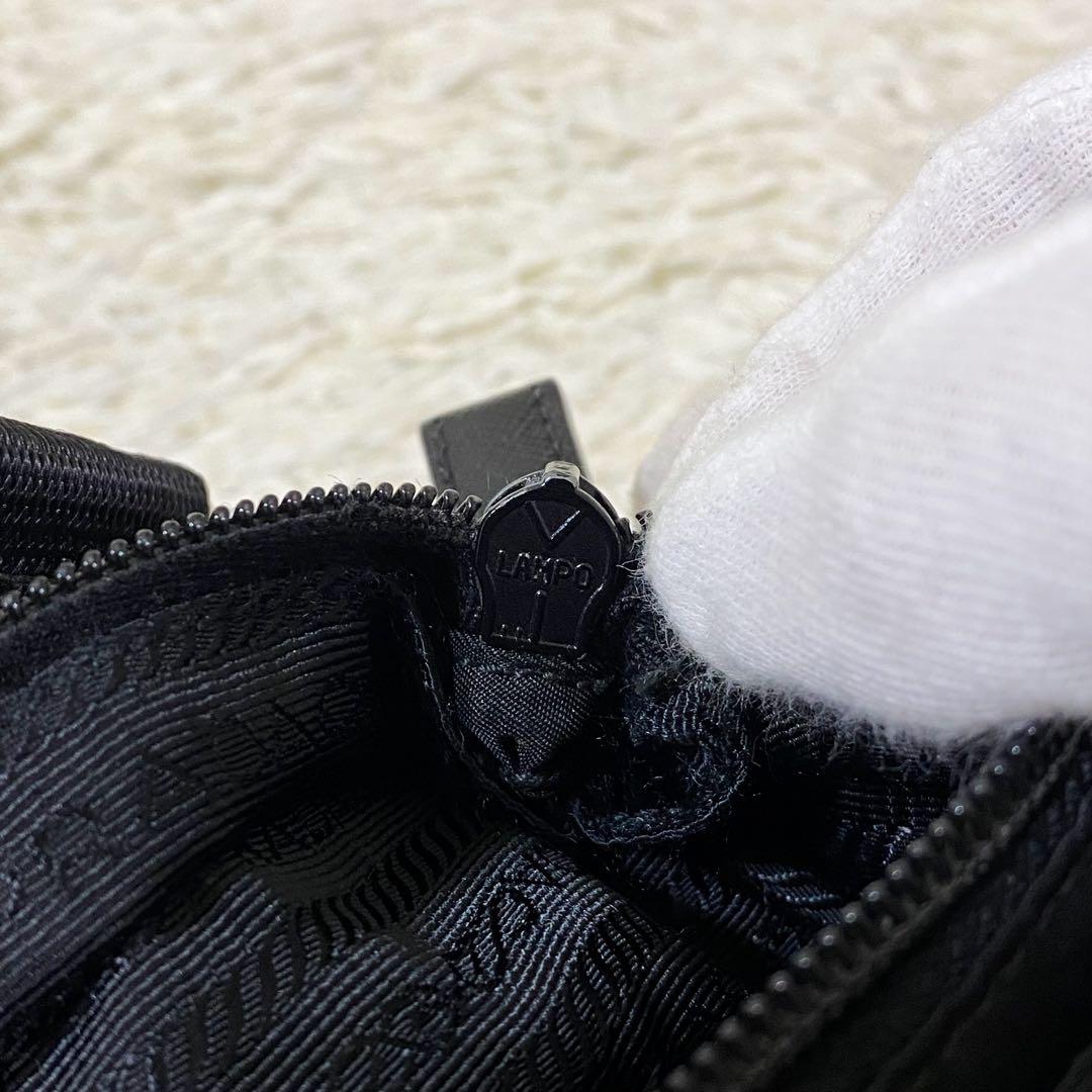 近代モデル【美品】プラダ メッセンジャーバッグ トライアングルロゴ