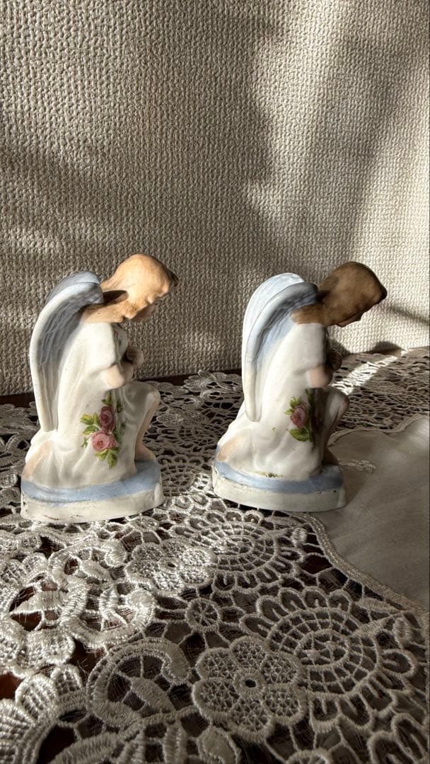 小さなフランス製磁器の双子のエンジェル像