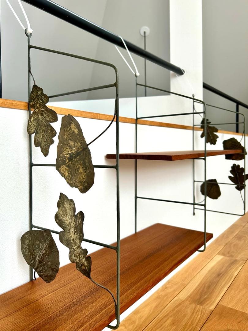 独60年代　ヴィンテージ・アイアンシェルフ　真鍮の葉っぱモチーフとチーク材の棚板