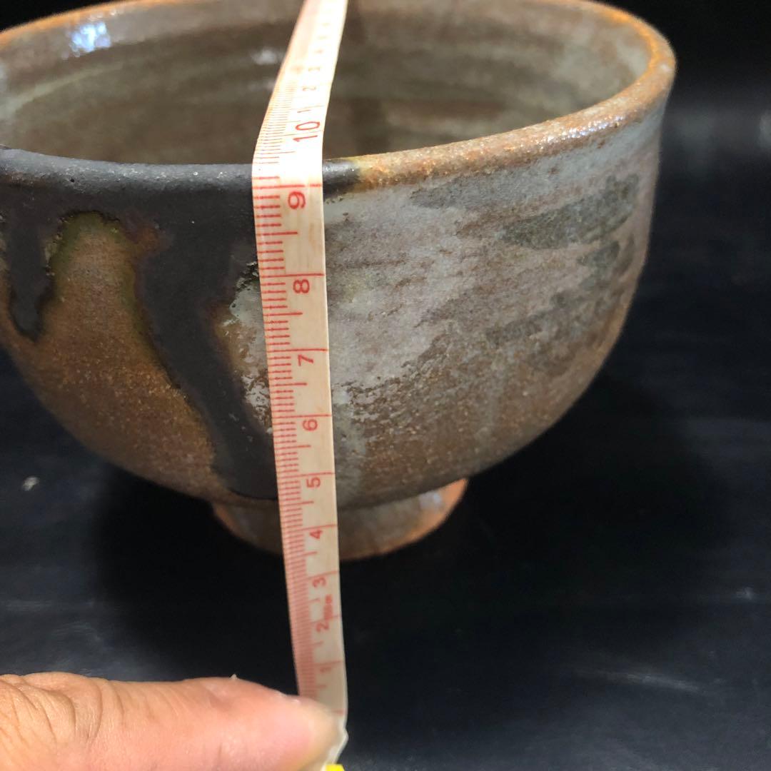 可憐な古美術◾️蔵から高台の高い謎の字が書かれた抹茶茶碗が出てきました。茶道具