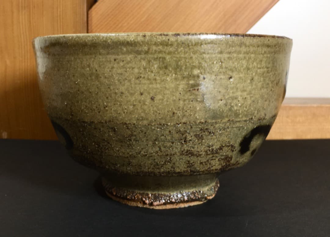 ○【丸田正美】茶碗　黒牟田焼　伊羅保唐草文　共箱　茶道具