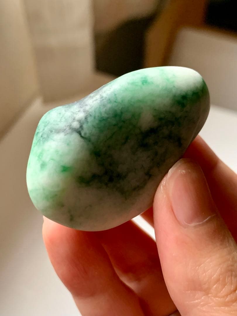 糸魚川ひすい極上の海石　圧砕ろうかん　原石　翡翠　鉱物標本　コン沢　水石　根付