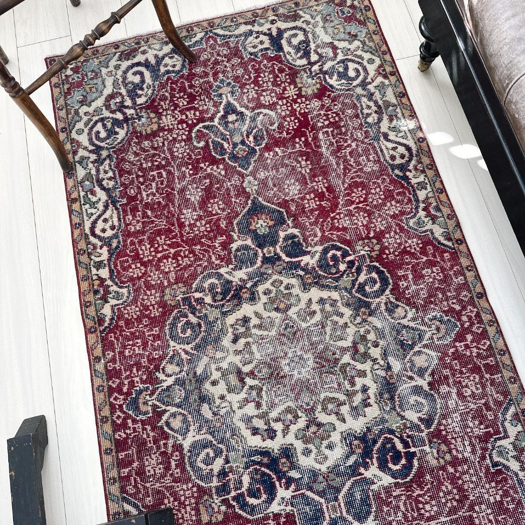 トルコ ヴィンテージラグ A132 レア レッド ネイビー ペールブルー