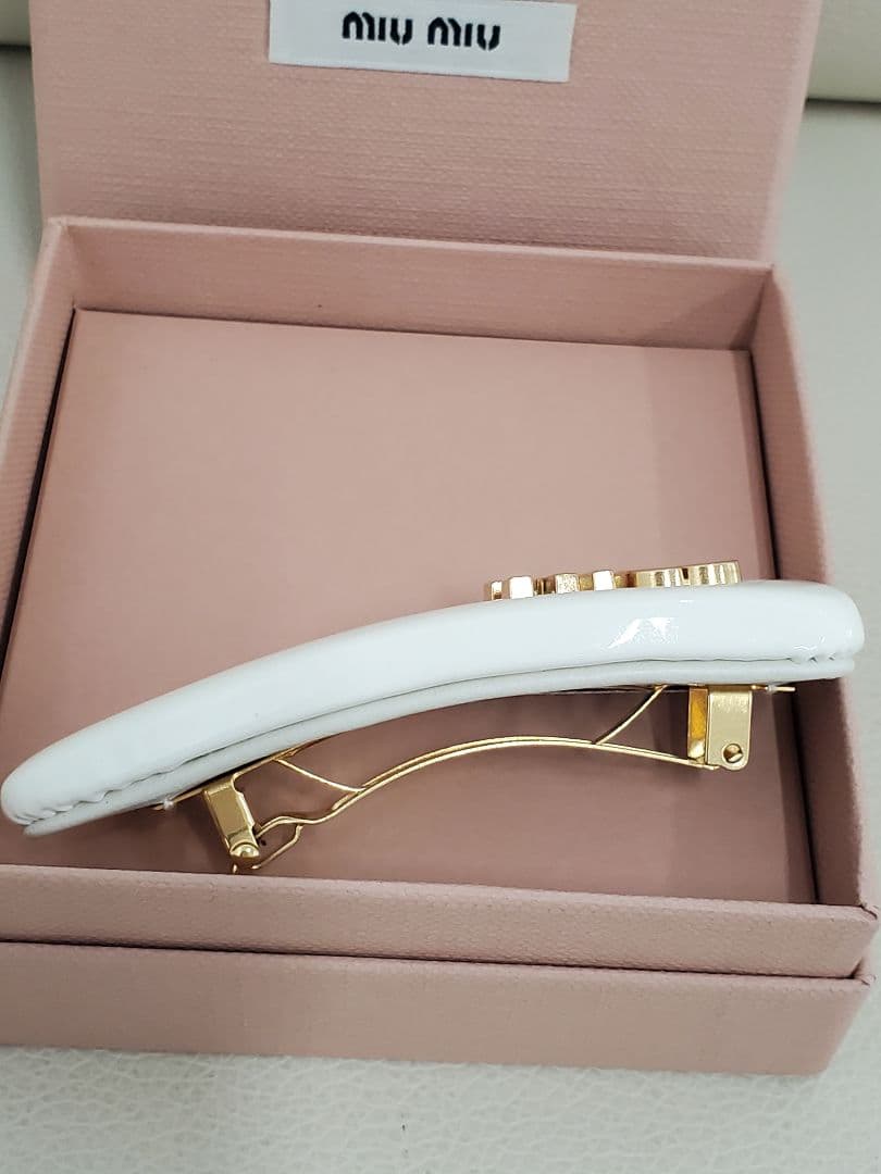 ミュウミュウ MIU MIU パテントレザーヘアクリップ