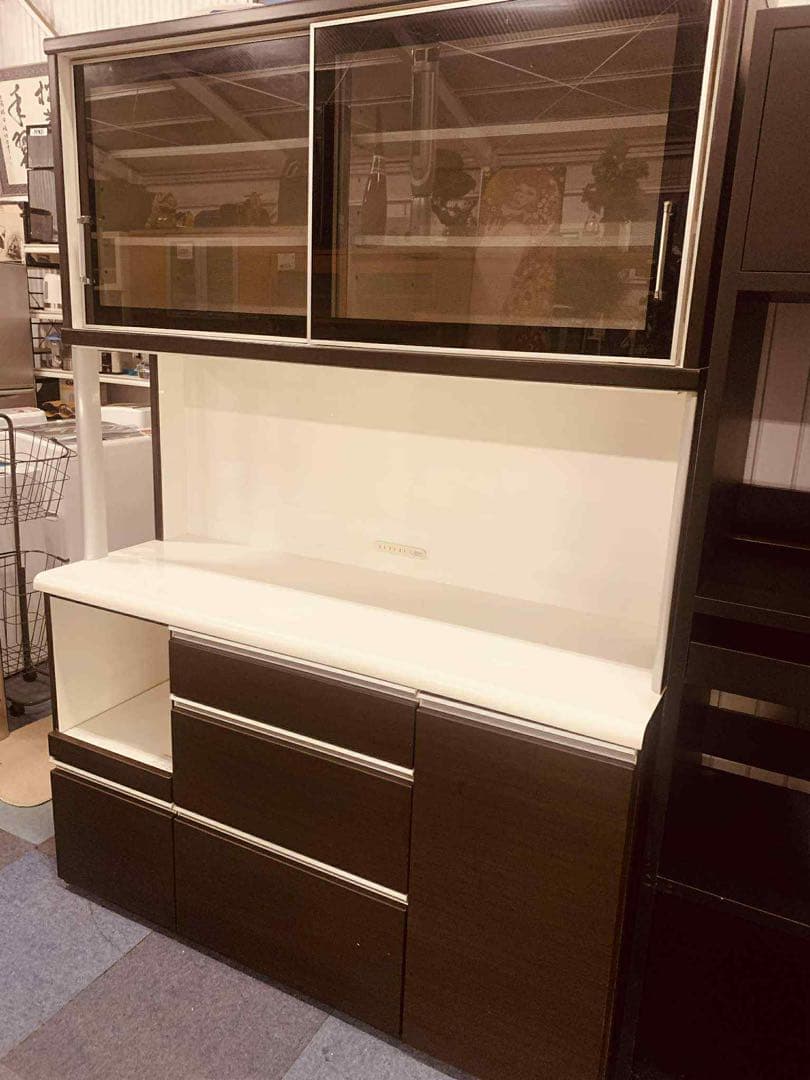 ダークブラウン食器棚・キッチンカウンター