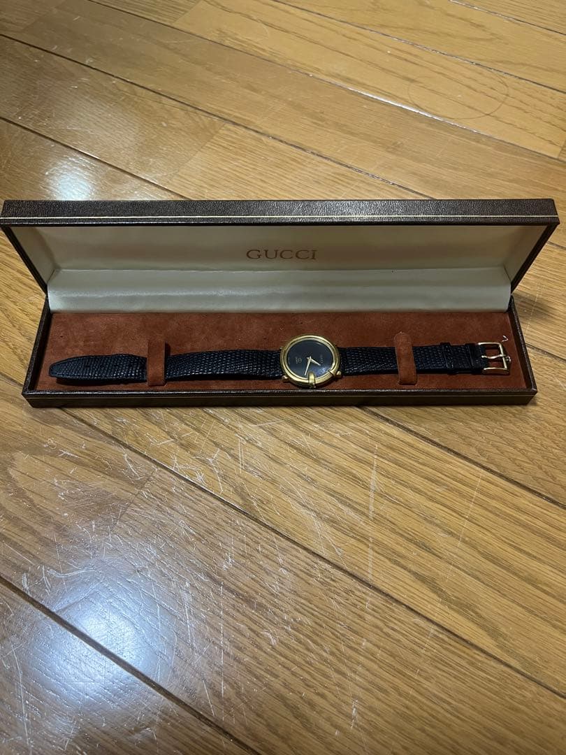 GUCCI ブラックレザー アナログ腕時計