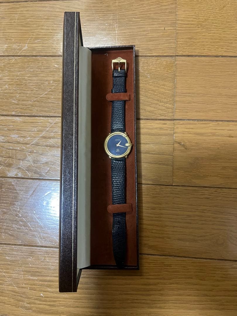 GUCCI ブラックレザー アナログ腕時計