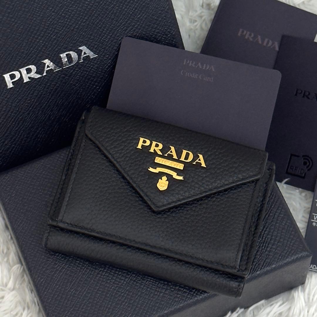 新品同様⭐️PRADA プラダ 三つ折り シボ革 ゴールド金具 財布 レザー