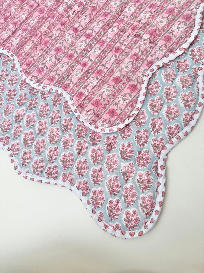 ブロックプリント　うねうねキルトブランケット　ピンク×水色　ハート